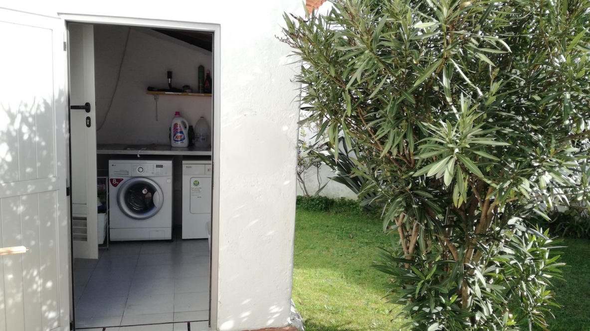 The shared washing shed in the garden. The shed can be accessed from both Casa Boa Viagem and Casa Sao Vicente. The door to access the shed can be locked.